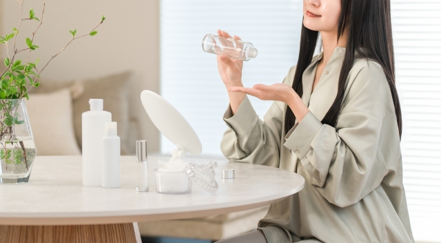スキンケアをする女性