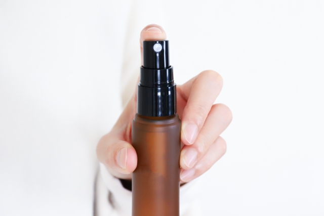 スプレーしようとしている