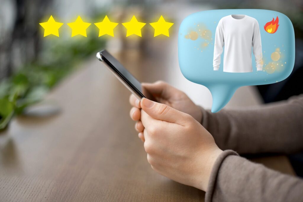 ケータイを見てあったかインナーの口コミを見ている人の手元