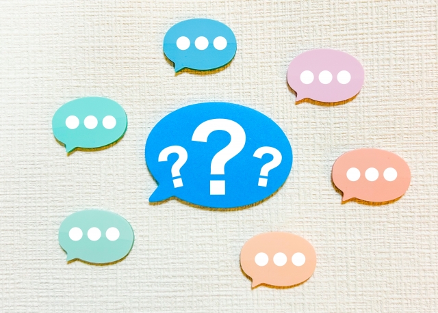 カラフルな吹き出しとハテナマーク