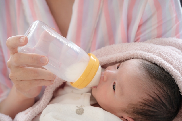 ミルクを飲む赤ちゃん