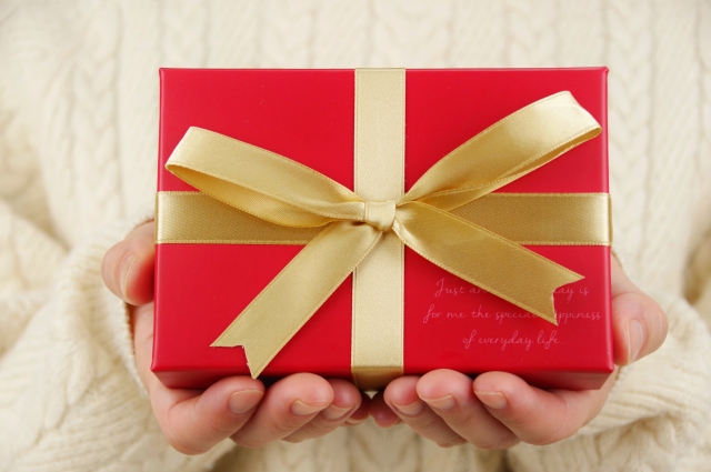 赤とゴールドのギフト