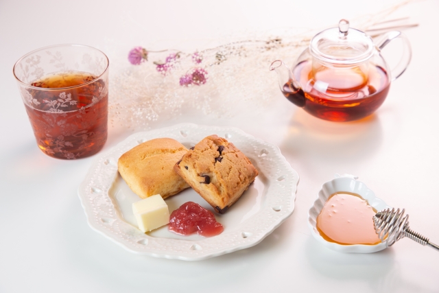 スコーンと紅茶でティータイム