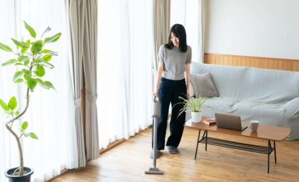 掃除機をかける女性