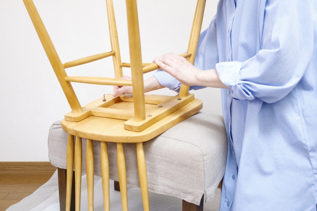 椅子を上げる人