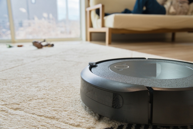 ロボット掃除機とソファ