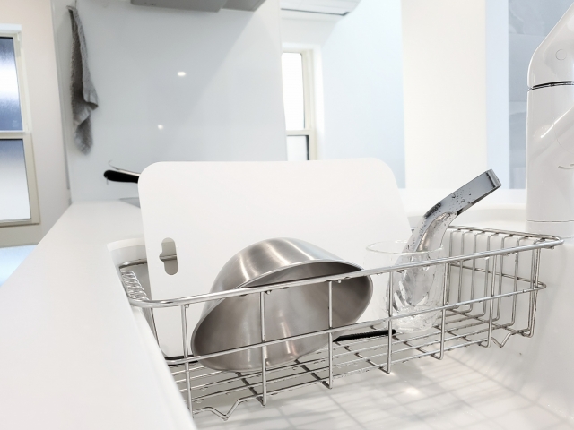 白いキッチンと水切りラック