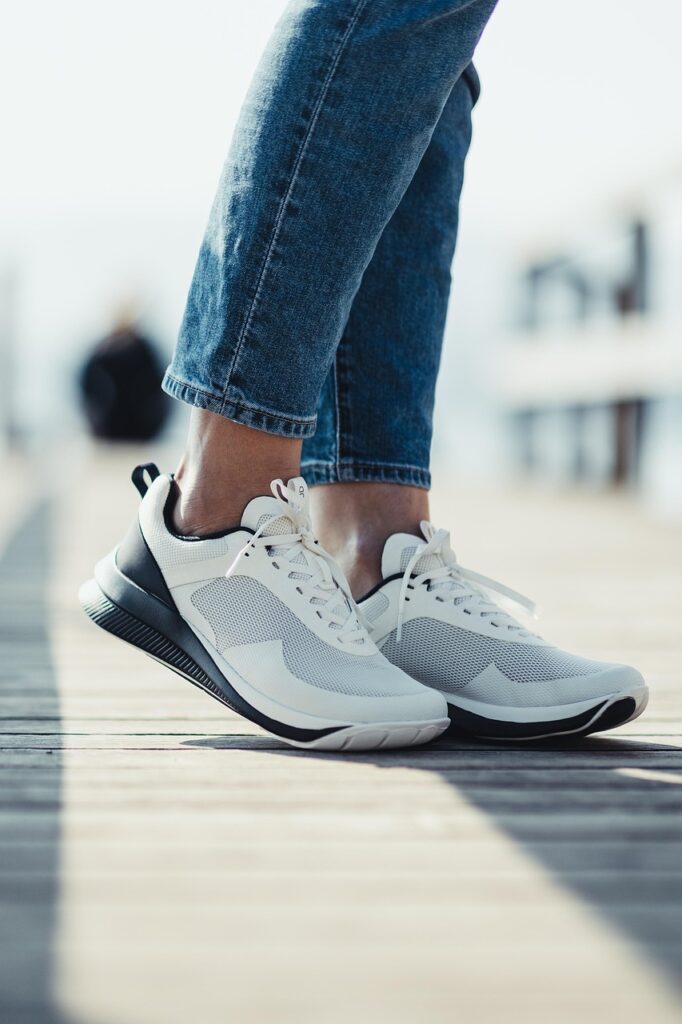 ジーンズと白いスニーカー
