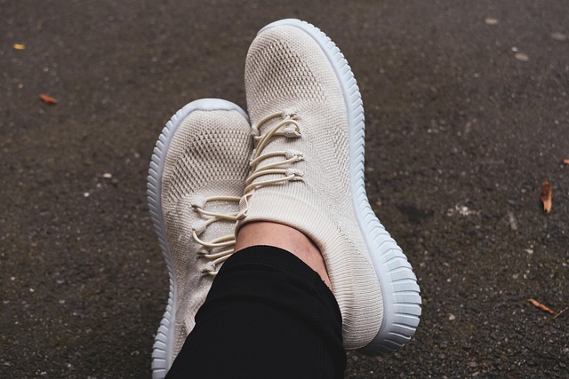 薄ピンクのスニーカー