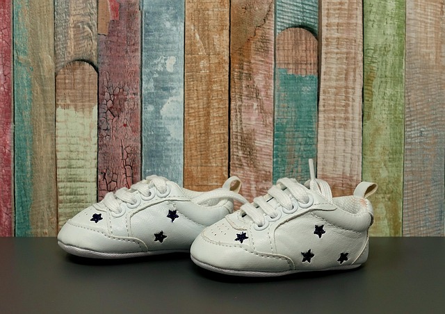 白い　子供　スニーカー