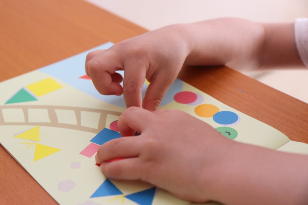 子供がシールを貼る