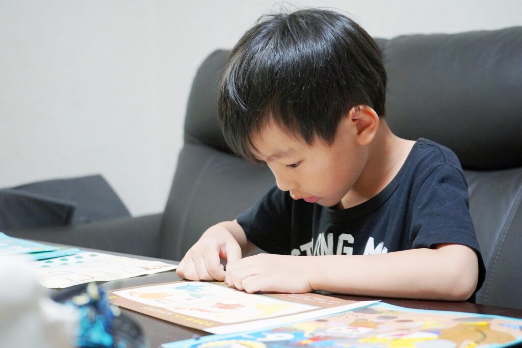 男の子が工作している