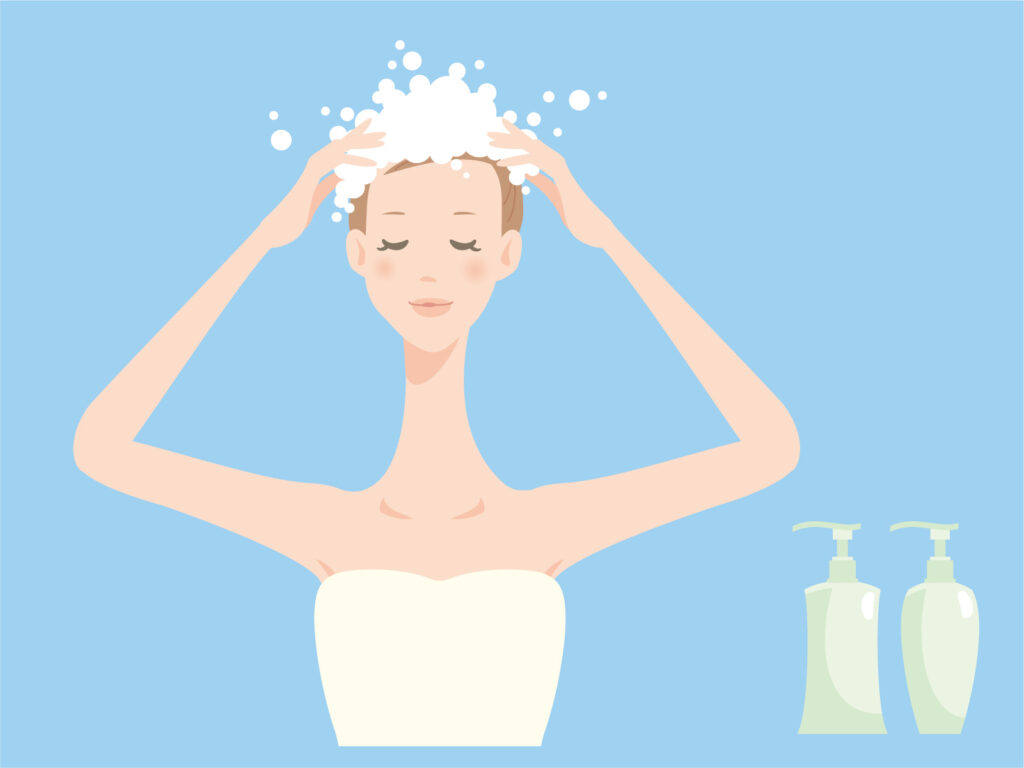 シャンプーする女性