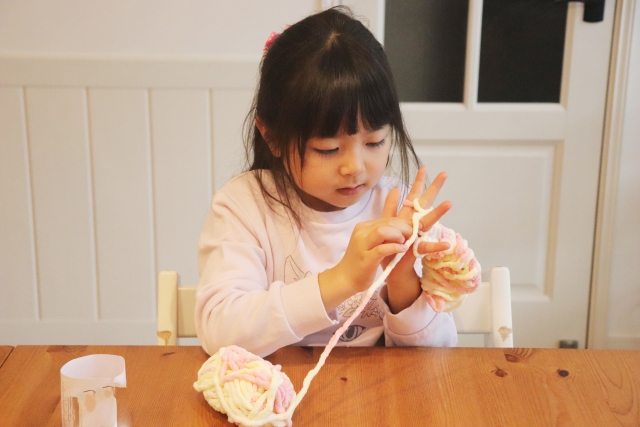 指編みする女の子