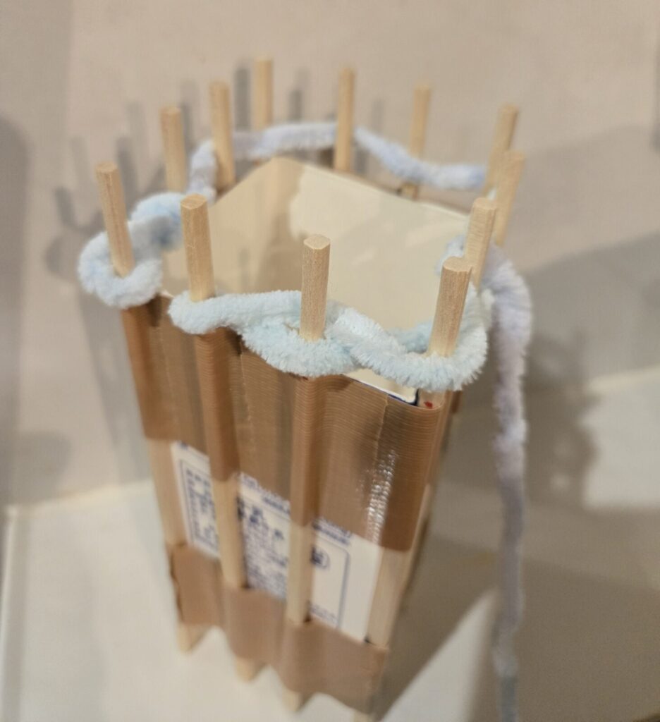 手作り編み機で編む様子