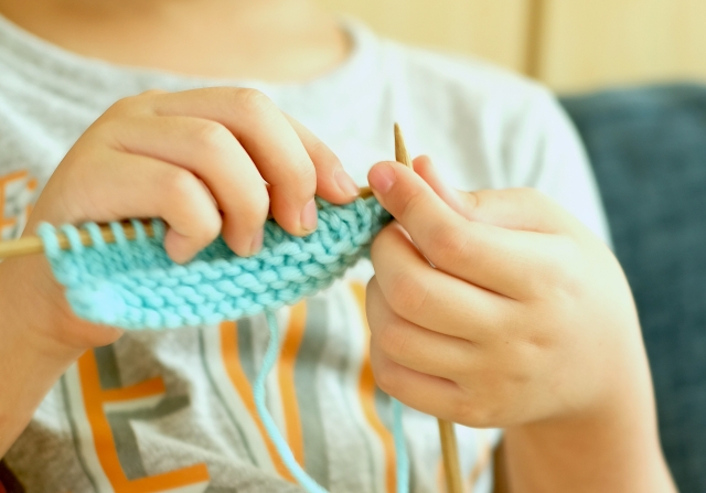 棒針をする子供