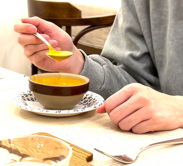 スープを飲む人