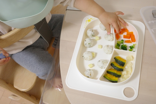 離乳食セットの食器を使っての食事シーン