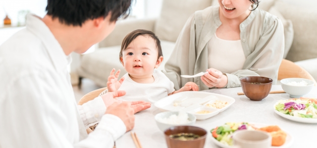 離乳食セットを使った親子のお食事タイム