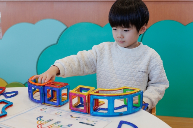 知育玩具で遊ぶ男の子