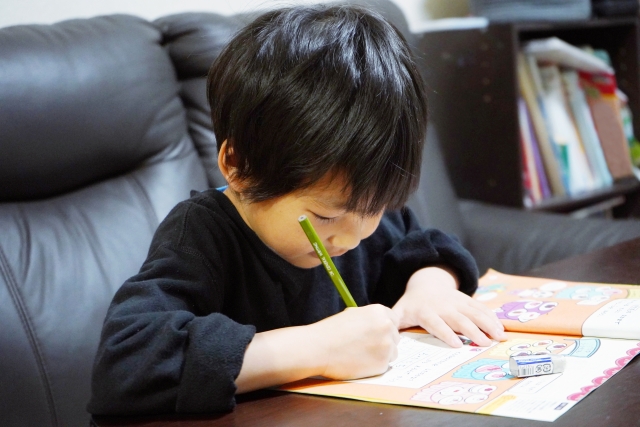 勉強する男の子