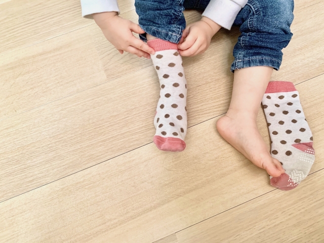 靴下を履く子ども