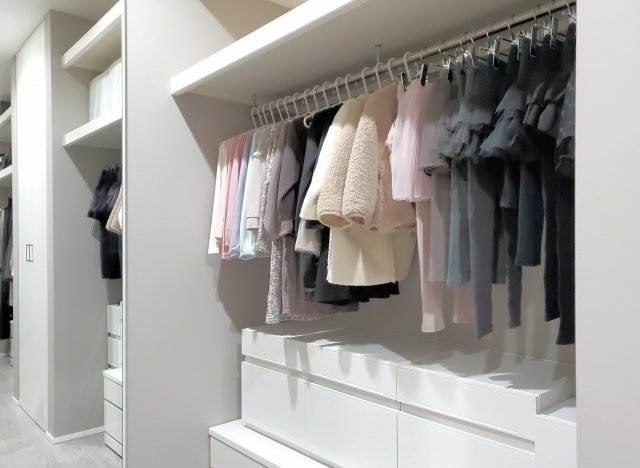 子供服がかけられたクローゼット