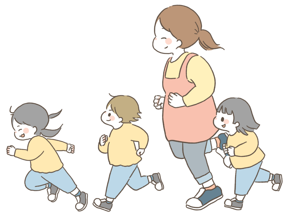 保育園でかけっこをする先生と子どもたち