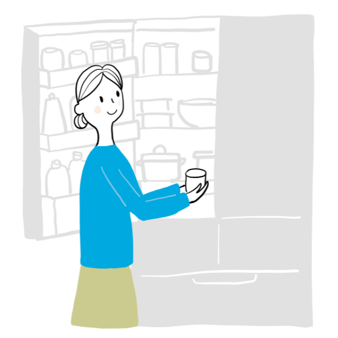 冷蔵庫を開ける女性