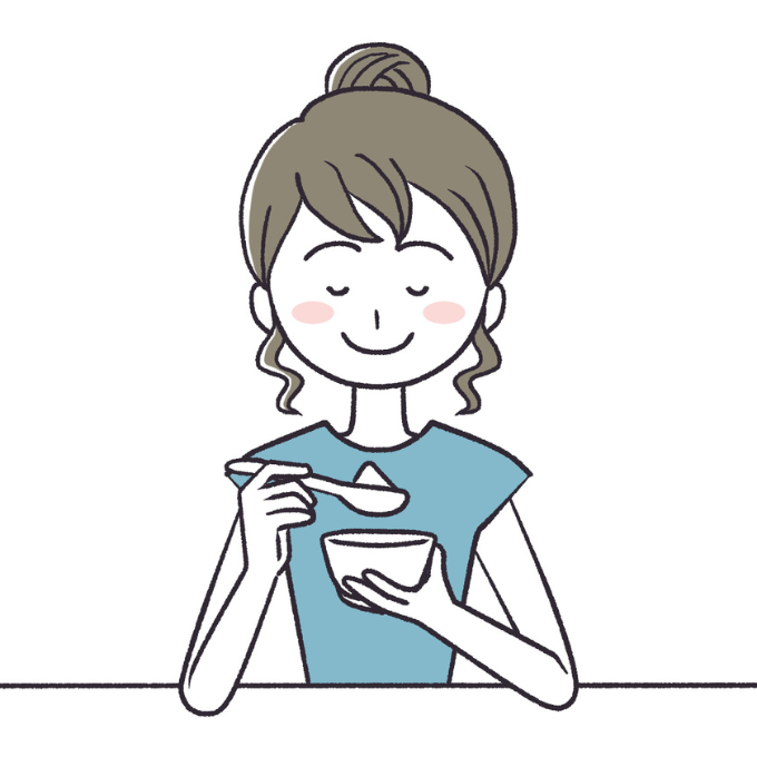 ヨーグルトを食べる女性