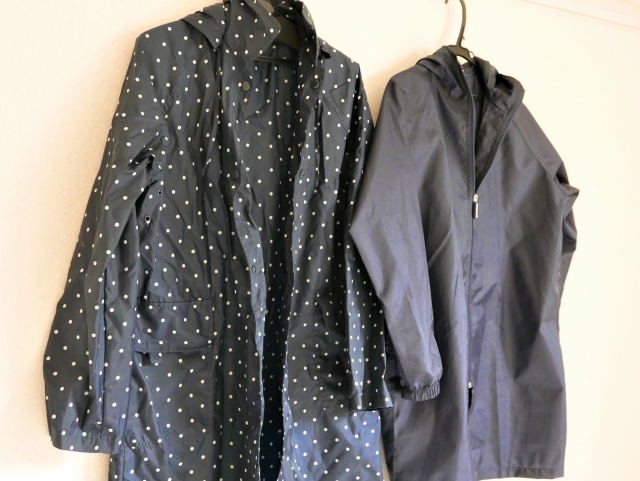 複数のかけられたレインコート