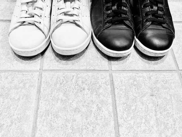 玄関先に並んだスニーカー