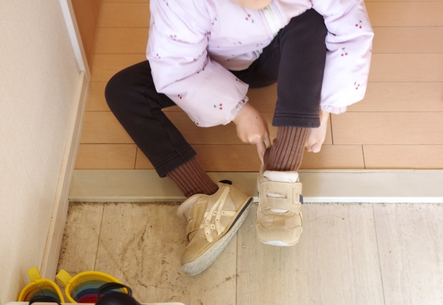 スニーカーを履く子供