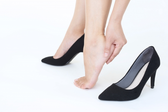 パンプスで靴擦れした女性の足
