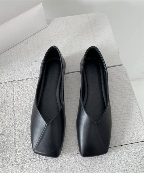 スクエアトゥのパンプス