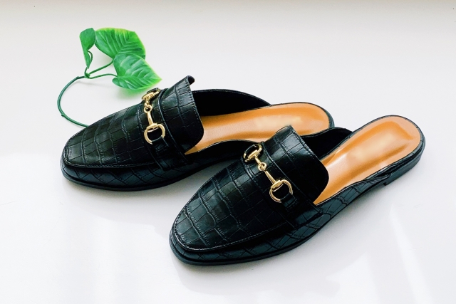 ヒール低めの黒いローファーミュール