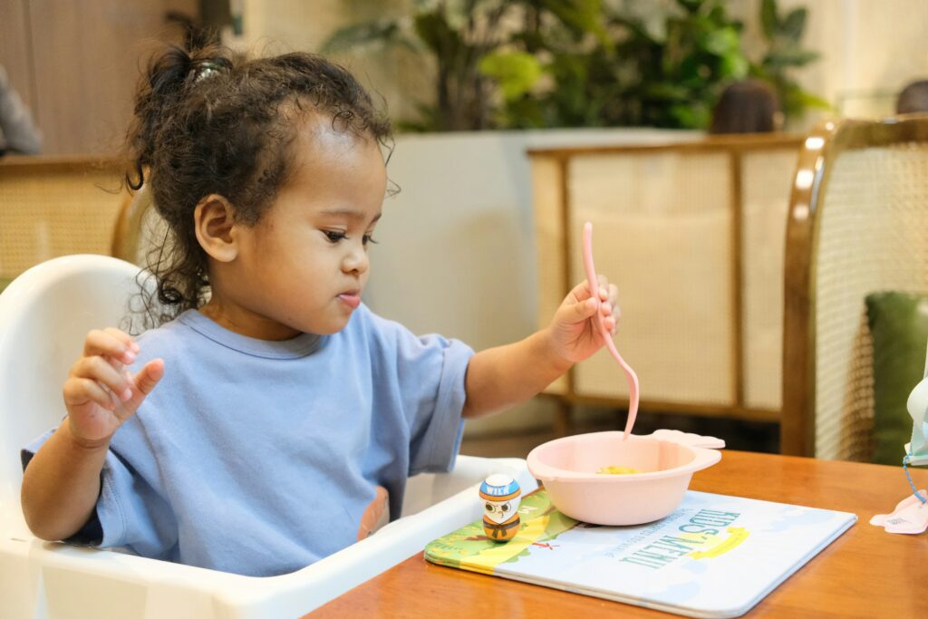 ベビーチェアで食事する女の子