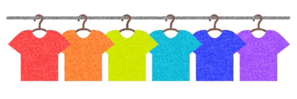 ハンガーにかけられたカラフルなTシャツ