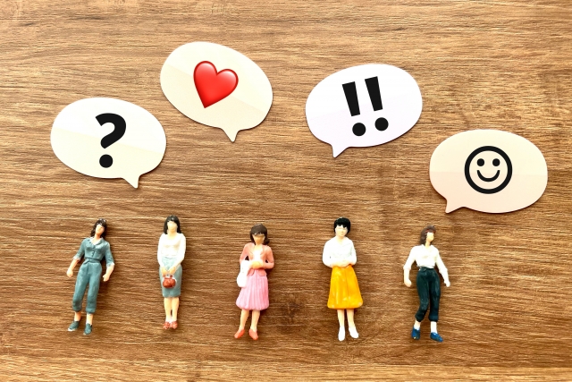 口コミ評価する女性