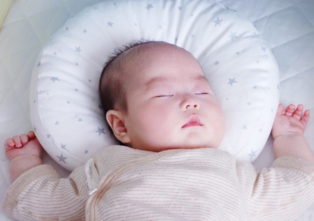 ベビー枕で寝る赤ちゃん