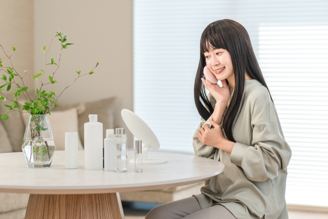 笑顔でファンデーションを塗る女性