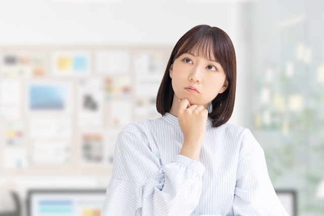 悩み不安に思う女性