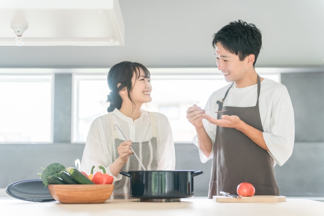 鍋で料理をするカップル