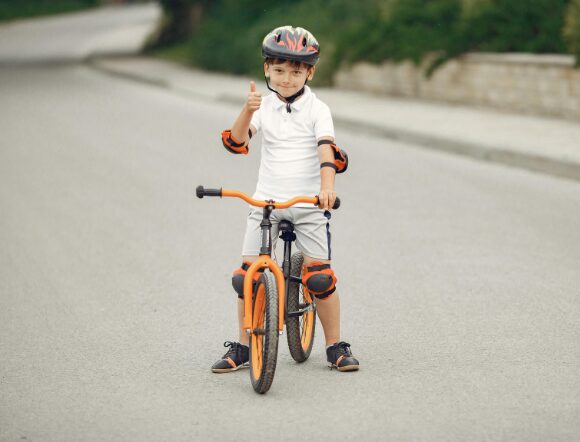 キッズバイクに乗る男の子