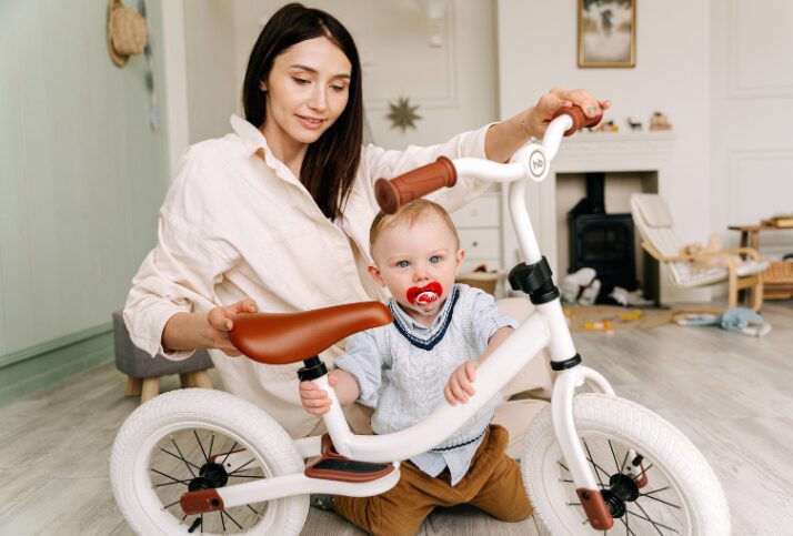 キッズバイクを持つ子どもと母親