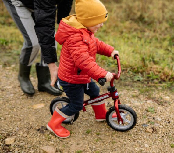 キッズバイクに乗る男の子