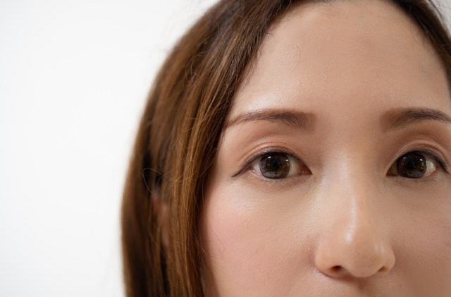 女性の眉毛