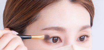 眉毛を描く女性
