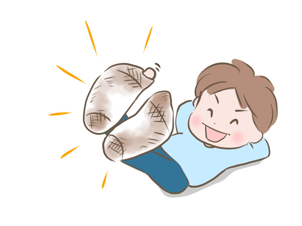 靴下に穴の空いた子供